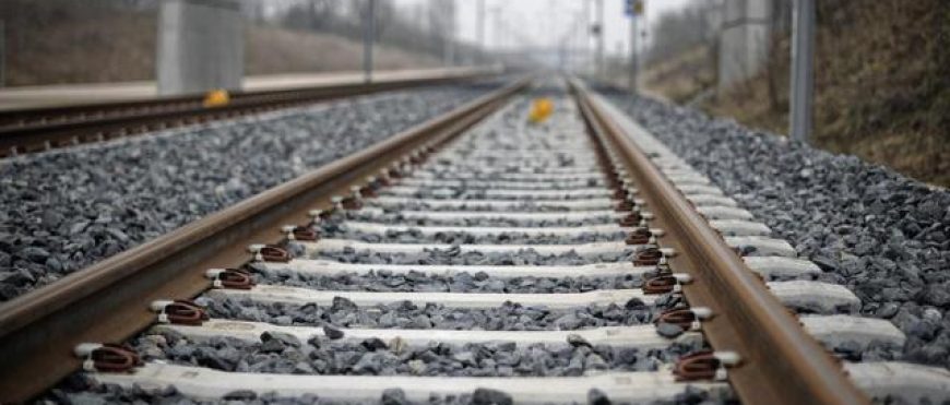 À quoi sert le ballast ferroviaire, ces cailloux placés sous la voie ferrée ?